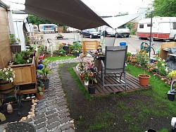 Garten- und Eingangsbereich Sicht auf den Wohnwagenplatz